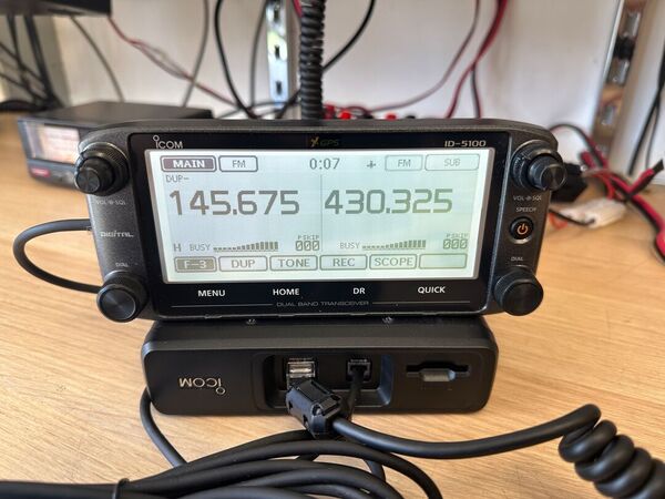 ICOM ID 5100E BIBANDA VEICOLARE ANALOGICO DIGITALE D STAR COME NUOVO CON UT 133 BLUETOOTH E STAFFA MBF 4 E IMBALLO