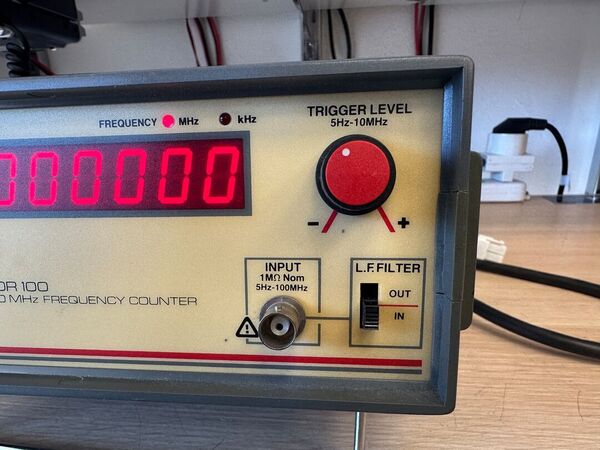 BLACK & STAR METEOR 100 FREQUENZIMETRO DA 5HZ A 100 MHZ OTTIMO ALIMENTAZIONE A 220 V