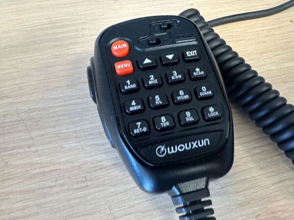 WOUXUN KG-UV980P QUADRIBANDA 26-29.995 MHz / 50-53.995MHz / 136-173.995MHz 400-470.995MHz  COME NUOVO DA DEMO CON IMBALLO