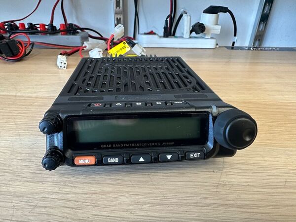 WOUXUN KG-UV980P QUADRIBANDA 26-29.995 MHz / 50-53.995MHz / 136-173.995MHz 400-470.995MHz  COME NUOVO DA DEMO CON IMBALLO
