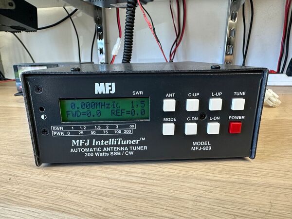 MFJ-929 ACCORDATORE D'ANTENNA AUTOMATICO - ROS/WATTMETRO DIGITALE DISPLAY LCD, 1.8-30MHZ CON FREQUENZIMETRO OTTIMO CON CAVETTO YAESU