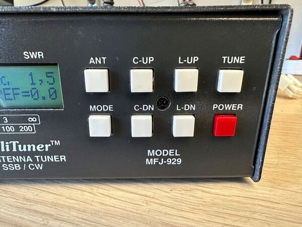 MFJ-929 ACCORDATORE D'ANTENNA AUTOMATICO - ROS/WATTMETRO DIGITALE DISPLAY LCD, 1.8-30MHZ CON FREQUENZIMETRO OTTIMO CON CAVETTO YAESU