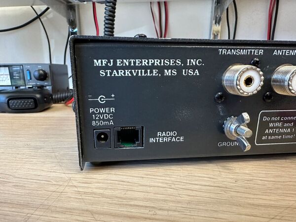 MFJ-929 ACCORDATORE D'ANTENNA AUTOMATICO - ROS/WATTMETRO DIGITALE DISPLAY LCD, 1.8-30MHZ CON FREQUENZIMETRO OTTIMO CON CAVETTO YAESU