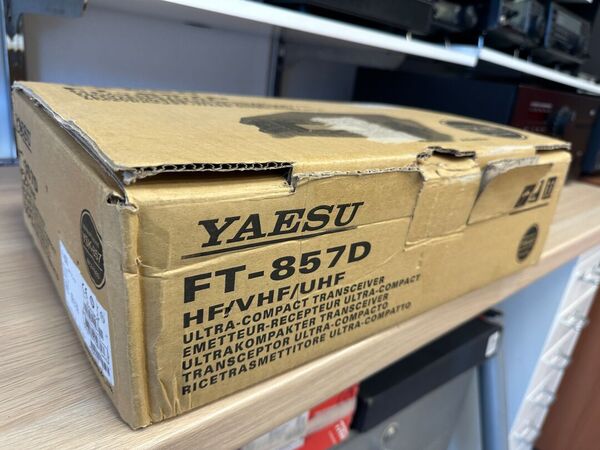 YAESU FT 857D QUADRIBANDA ALL MODE OTTIMO CON IMBALLO , YSK-857 KIT FRONTALINO E MIKE MH 59A8J CON TASTIERA