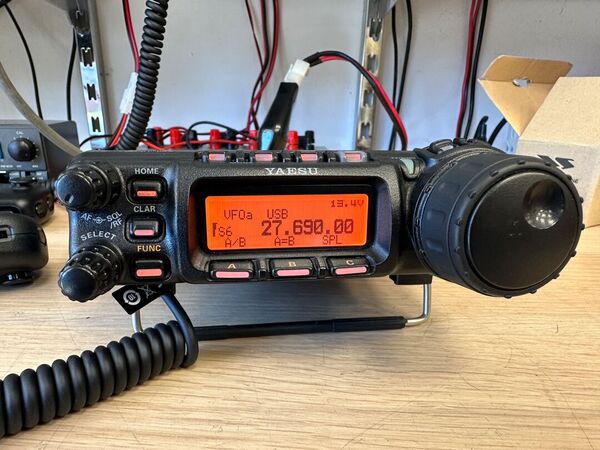 YAESU FT 857D QUADRIBANDA ALL MODE OTTIMO CON IMBALLO , YSK-857 KIT FRONTALINO E MIKE MH 59A8J CON TASTIERA