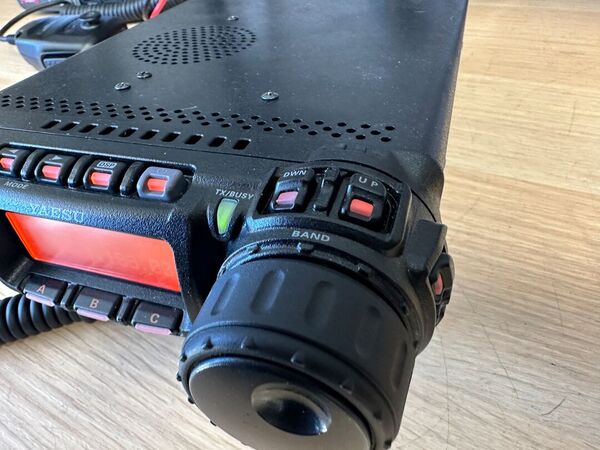 YAESU FT 857D QUADRIBANDA ALL MODE OTTIMO CON IMBALLO , YSK-857 KIT FRONTALINO E MIKE MH 59A8J CON TASTIERA