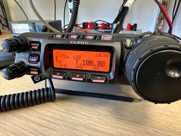 YAESU FT 857D QUADRIBANDA ALL MODE OTTIMO CON IMBALLO , YSK-857 KIT FRONTALINO E MIKE MH 59A8J CON TASTIERA