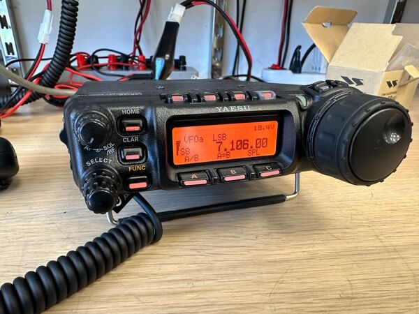 YAESU FT 857D QUADRIBANDA ALL MODE OTTIMO CON IMBALLO , YSK-857 KIT FRONTALINO E MIKE MH 59A8J CON TASTIERA