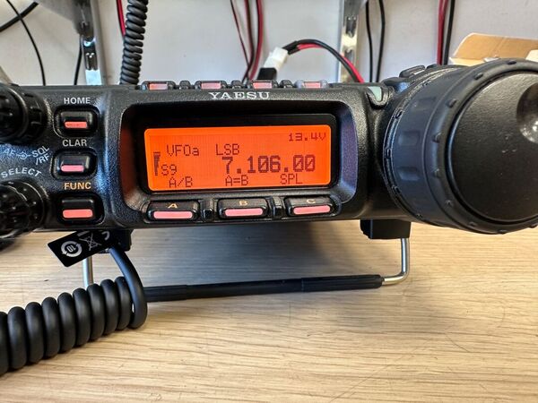 YAESU FT 857D QUADRIBANDA ALL MODE OTTIMO CON IMBALLO , YSK-857 KIT FRONTALINO E MIKE MH 59A8J CON TASTIERA