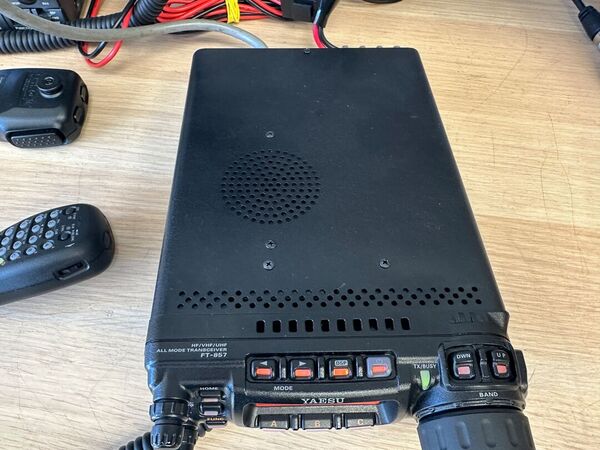 YAESU FT 857D QUADRIBANDA ALL MODE OTTIMO CON IMBALLO , YSK-857 KIT FRONTALINO E MIKE MH 59A8J CON TASTIERA