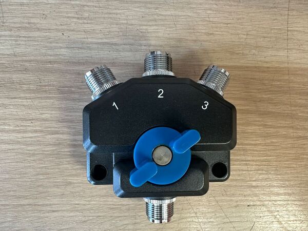 COMMUTATORE A 3 VIE CONNETTORI PL OTTIMO