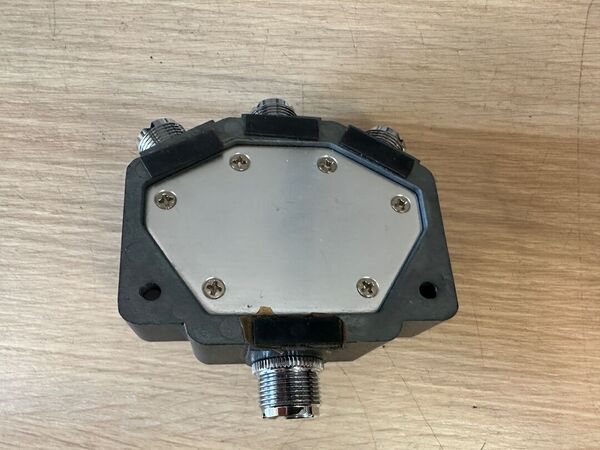 COMMUTATORE A 3 VIE CONNETTORI PL OTTIMO