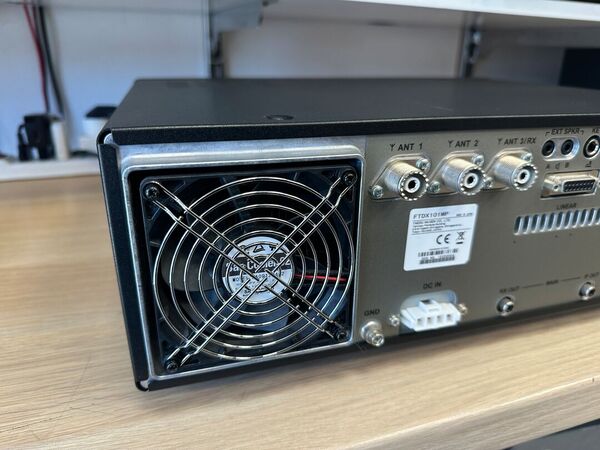 YAESU FT DX 101 MP HF E 50 MHZ ALL MODE 200 WATT COME NUOVO CON IMBALLI E GARANZIA CSY AND SON