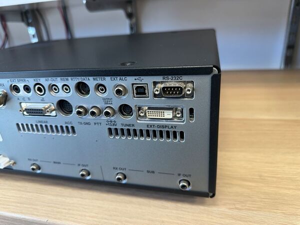 YAESU FT DX 101 MP HF E 50 MHZ ALL MODE 200 WATT COME NUOVO CON IMBALLI E GARANZIA CSY AND SON