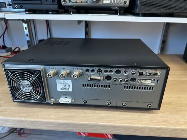 YAESU FT DX 101 MP HF E 50 MHZ ALL MODE 200 WATT COME NUOVO CON IMBALLI E GARANZIA CSY AND SON