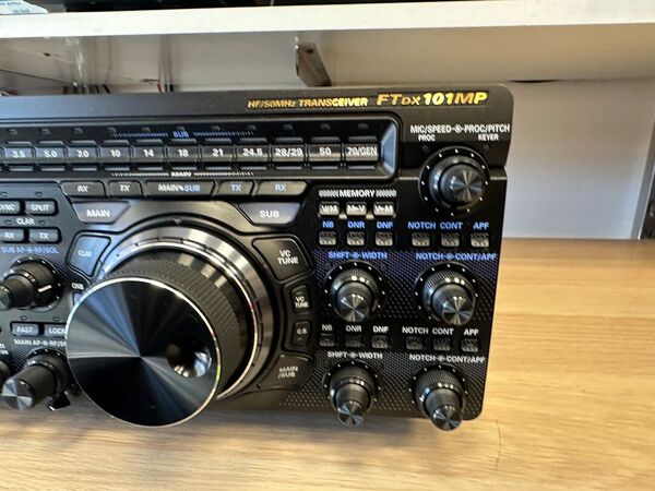 YAESU FT DX 101 MP HF E 50 MHZ ALL MODE 200 WATT COME NUOVO CON IMBALLI E GARANZIA CSY AND SON