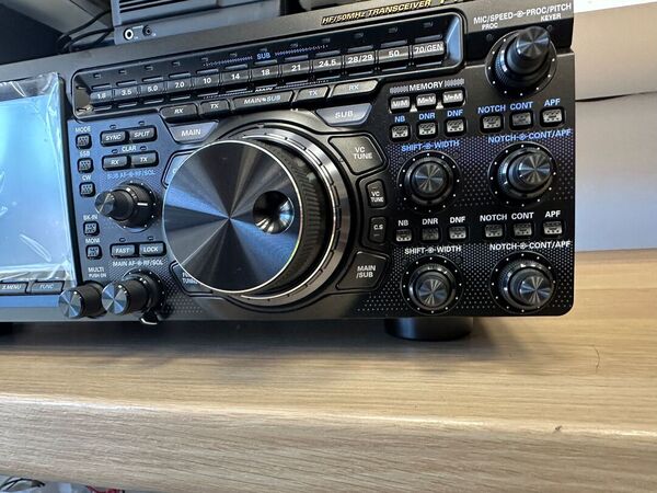 YAESU FT DX 101 MP HF E 50 MHZ ALL MODE 200 WATT COME NUOVO CON IMBALLI E GARANZIA CSY AND SON