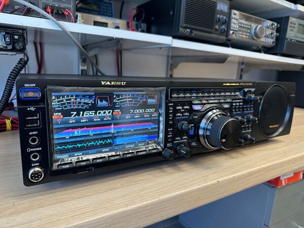 YAESU FT DX 101 MP HF E 50 MHZ ALL MODE 200 WATT COME NUOVO CON IMBALLI E GARANZIA CSY AND SON
