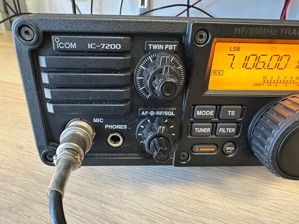 ICOM IC 7200 HF E 50 MHZ ALL MODE OTTIMO CON STAFFA VEICOLARE