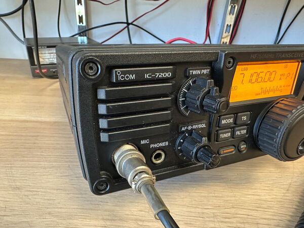 ICOM IC 7200 HF E 50 MHZ ALL MODE OTTIMO CON STAFFA VEICOLARE
