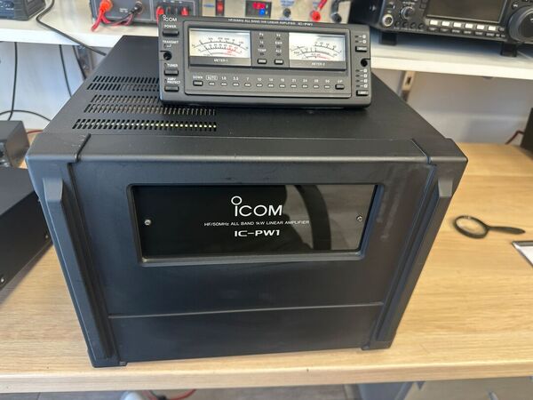 ICOM IC PW1 LINEARE STATO SOLIDO ALL BAND HF E 50 MHZ OTTIMO  CON ATU INTERNO