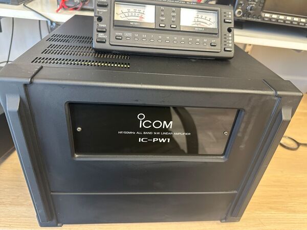 ICOM IC PW1 LINEARE STATO SOLIDO ALL BAND HF E 50 MHZ OTTIMO  CON ATU INTERNO
