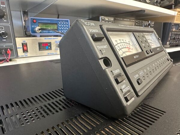 ICOM IC PW1 LINEARE STATO SOLIDO ALL BAND HF E 50 MHZ OTTIMO  CON ATU INTERNO