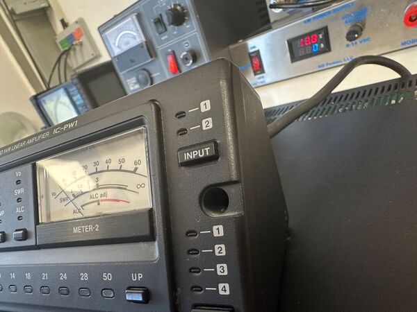 ICOM IC PW1 LINEARE STATO SOLIDO ALL BAND HF E 50 MHZ OTTIMO  CON ATU INTERNO
