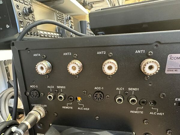 ICOM IC PW1 LINEARE STATO SOLIDO ALL BAND HF E 50 MHZ OTTIMO  CON ATU INTERNO