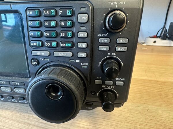 ICOM IC 746 TRIBANDA HF 50 144 MHZ  ALL MODE OTTIMO CON IMBALLO