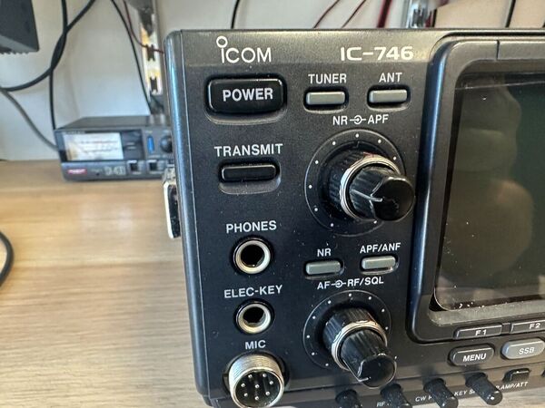 ICOM IC 746 TRIBANDA HF 50 144 MHZ  ALL MODE OTTIMO CON IMBALLO