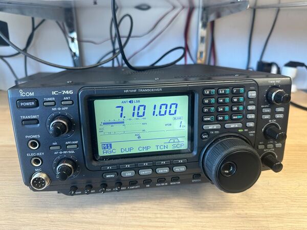 ICOM IC 746 TRIBANDA HF 50 144 MHZ  ALL MODE OTTIMO CON IMBALLO