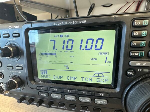 ICOM IC 746 TRIBANDA HF 50 144 MHZ  ALL MODE OTTIMO CON IMBALLO