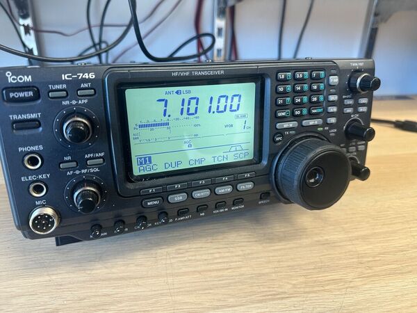 ICOM IC 746 TRIBANDA HF 50 144 MHZ  ALL MODE OTTIMO CON IMBALLO