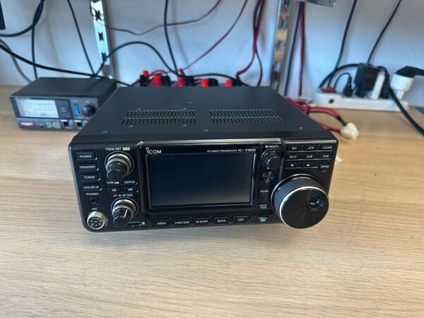 ICOM IC 7300 HF E 50 MHZ ALL MODE OTTIMO CON IMBALLO