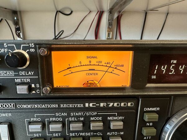 ICOM IC R 7000 RICEVITORE DA 26 MHZ A 2 GHZ ALL MODE OTTIMO ALIMENTAZIONE A 220 V