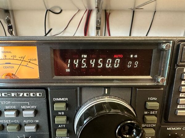 ICOM IC R 7000 RICEVITORE DA 26 MHZ A 2 GHZ ALL MODE OTTIMO ALIMENTAZIONE A 220 V