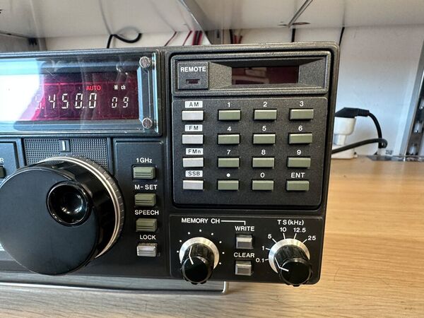 ICOM IC R 7000 RICEVITORE DA 26 MHZ A 2 GHZ ALL MODE OTTIMO ALIMENTAZIONE A 220 V