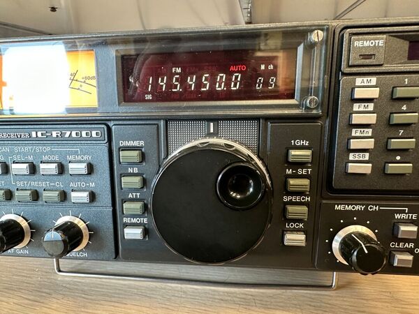 ICOM IC R 7000 RICEVITORE DA 26 MHZ A 2 GHZ ALL MODE OTTIMO ALIMENTAZIONE A 220 V