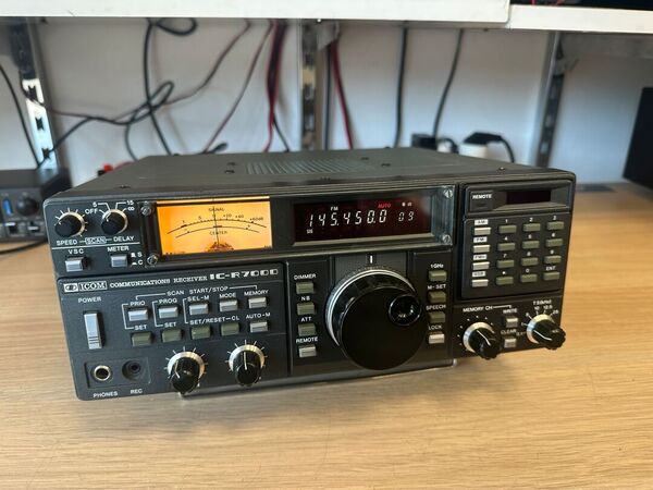 ICOM IC R 7000 RICEVITORE DA 26 MHZ A 2 GHZ ALL MODE OTTIMO ALIMENTAZIONE A 220 V