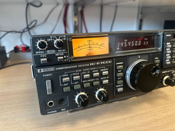 ICOM IC R 7000 RICEVITORE DA 26 MHZ A 2 GHZ ALL MODE OTTIMO ALIMENTAZIONE A 220 V