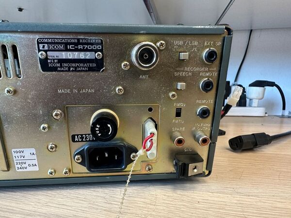 ICOM IC R 7000 RICEVITORE DA 26 MHZ A 2 GHZ ALL MODE OTTIMO ALIMENTAZIONE A 220 V