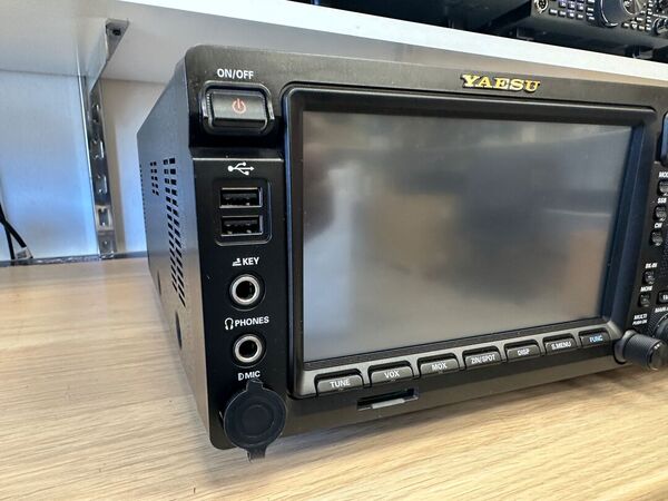 YAESU FT DX 101 MP HF E 50 MHZ ALL MODE 200 WATT COME NUOVO CON IMBALLI R FILTRO SSB