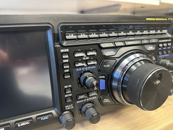 YAESU FT DX 101 MP HF E 50 MHZ ALL MODE 200 WATT COME NUOVO CON IMBALLI R FILTRO SSB