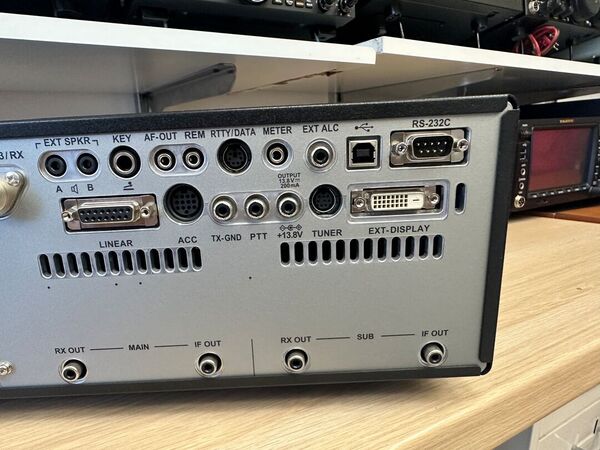 YAESU FT DX 101 MP HF E 50 MHZ ALL MODE 200 WATT COME NUOVO CON IMBALLI R FILTRO SSB