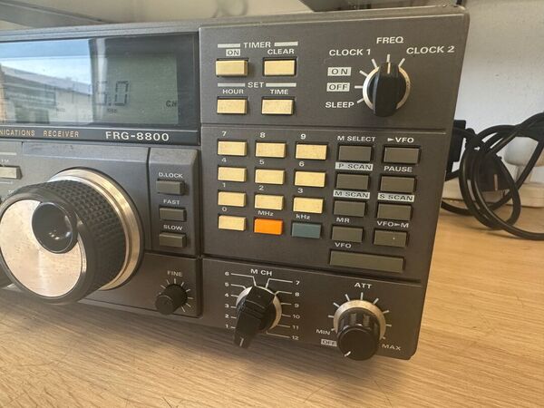 YAESU FRG 8800 RICEVITORE HF CON MODULO VHF FRV 8800 ALIMENTAZIONE A 220 V OTTIMO