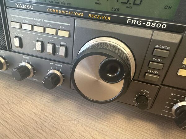 YAESU FRG 8800 RICEVITORE HF CON MODULO VHF FRV 8800 ALIMENTAZIONE A 220 V OTTIMO