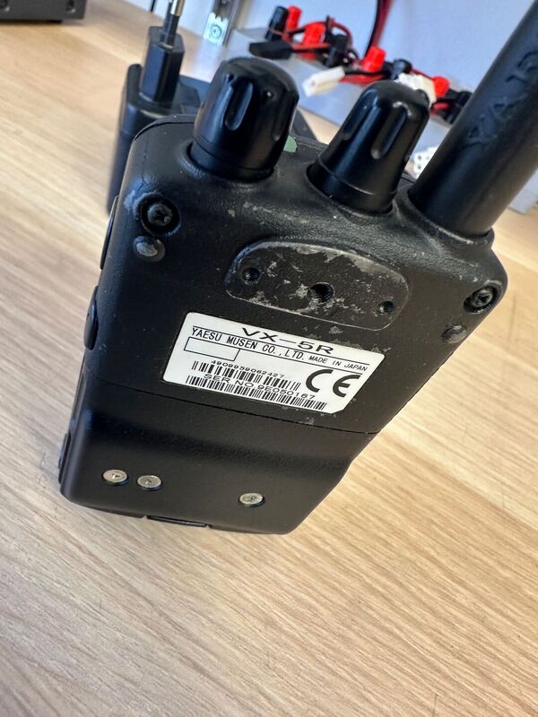 YAESU VX 5 TRIBANDA 144 430 50 MHZ PORTATILE OTTIMO BATTERIA NUOVA