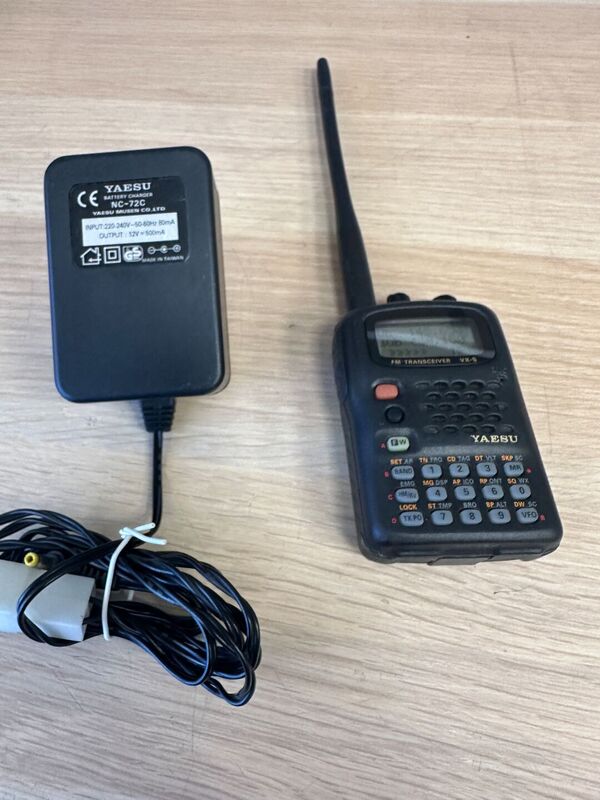 YAESU VX 5 TRIBANDA 144 430 50 MHZ PORTATILE OTTIMO BATTERIA NUOVA