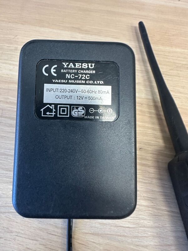 YAESU VX 5 TRIBANDA 144 430 50 MHZ PORTATILE OTTIMO BATTERIA NUOVA